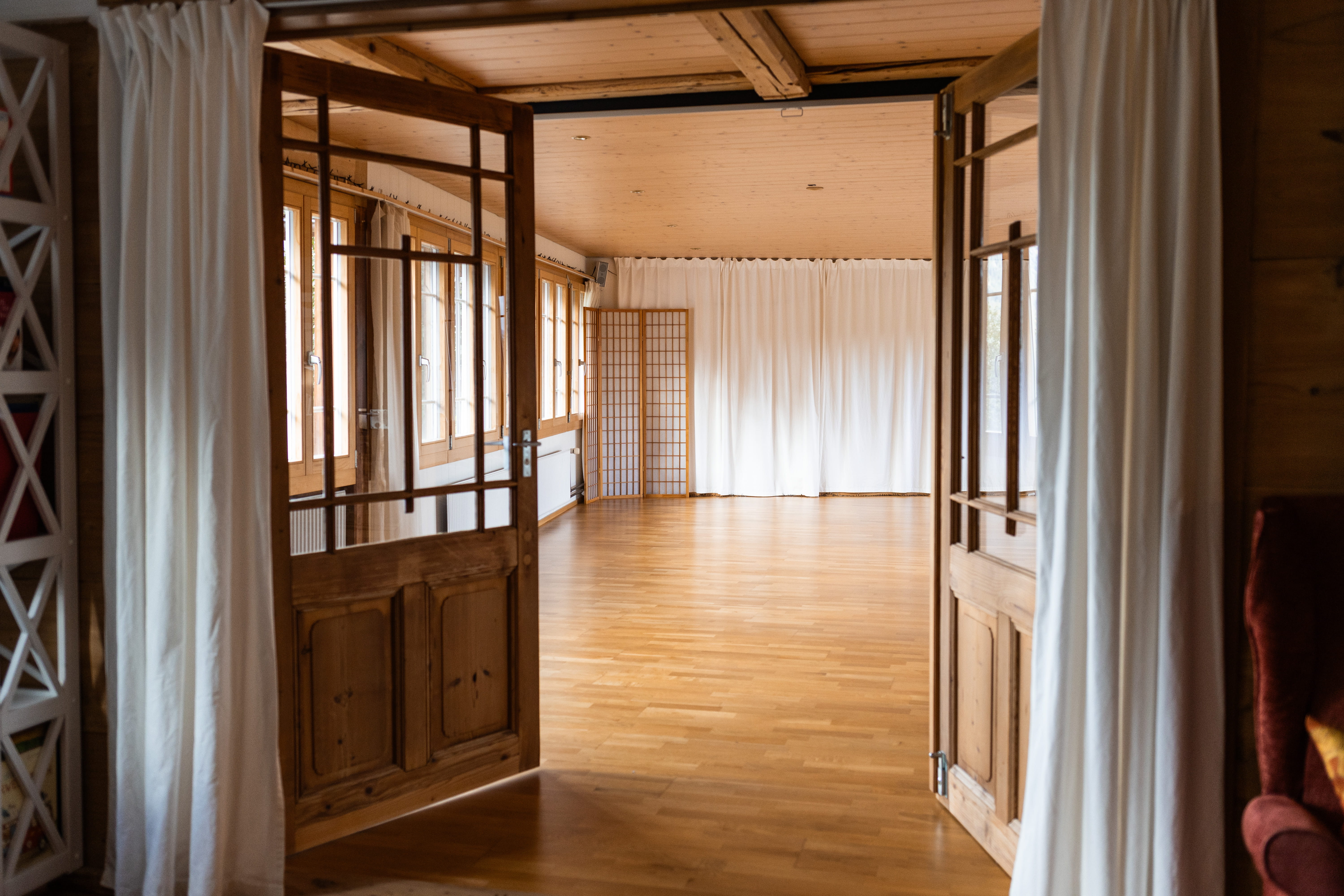 Yogaraum im Bergengel mit Blick ins Grüne